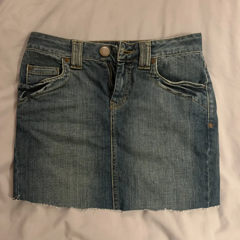 det var en längre jeans kjol som jag klippt av så den skulle vara kortare 😊 går att klippa ännu kortare om man vill ha det! använd fåtal gånger💕 mått- längd: 34cm midja tvärsöver: 36 . Kjolar.