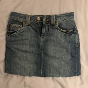 det var en längre jeans kjol som jag klippt av så den skulle vara kortare 😊 går att klippa ännu kortare om man vill ha det! använd fåtal gånger💕 mått- längd: 34cm midja tvärsöver: 36 