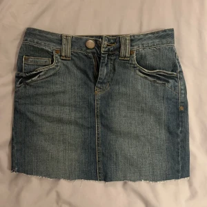 söt mini jeans kjol - det var en längre jeans kjol som jag klippt av så den skulle vara kortare 😊 går att klippa ännu kortare om man vill ha det! använd fåtal gånger💕 mått- längd: 34cm midja tvärsöver: 36 