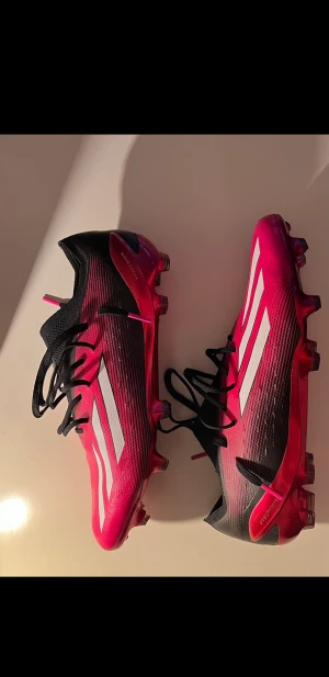 Fotbollsskor - Fotbollsskor säljes, använda 1 gång, storlek 46, nypris 2700