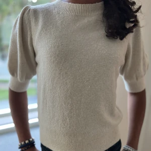 Stickad trekvartströja  - Säljer denna fina beige/vita trekvartströjan ifrån veromoda💕Säljer den då den inte kommer till användning. Den är i nyskick och i priset ingår även frakten💕