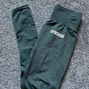 Gymshark tights - Gröna Gymshark tights i modellen Breeze Lightweight. Säljer pga använder inte för har för många..🥰 Bra skick!