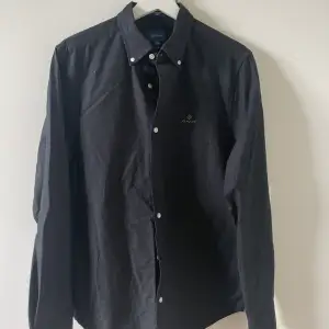 Fin Gant skjorta i blandning mellan svart och mörkblå