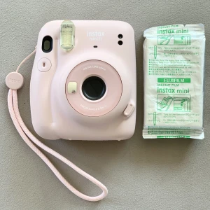 Fujifilm Instax Mini 11 - Säljer min söta kamera då den ej används så mycket som jag hoppats på. Skickar med ett paket film (10 bilder) Bild 2 innehåller produktbeskrivningen  Nyskick Nypris 800-900kr Frakt ~ 79kr