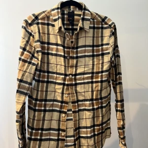 Rutig skjorta  - Rutig skjorta från hm  Använd i väldigt bra skick Nypris 349kr Skick 8/10