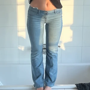 ljusblåa bootcut jeans - aldrig använda! nypris ca 600! passar midja 28-31 