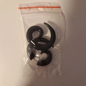 Fake töjningar. - Fake töjningar som aldrig använts eller ens tagits ur paketet