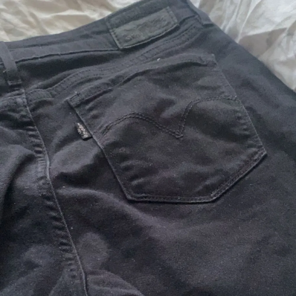 Säljer dessa snygga svarta lowwaist bootcut jeans från Levis med Möster på bakfickorna. De är lite korta på mig, Inga defekter💕💕. Jeans & Byxor.