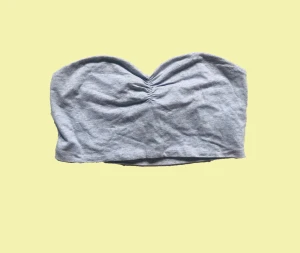 Bandeutopp - Grå kort top, perfekt till stranden