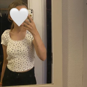 Blommig topp - Super fin blommig topp från h&m som är ny men inte satt riktigt bra på mig!💓 Den är bara testad aldrig andvänd. Den har en gullig spets vid kragen. Den köptes för 90kr men jag säljer den för 45kr!💛 ställ vilka frågor du vill jag svarar!