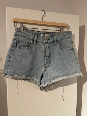 Zara shorts - Mid waist shorts från zara, använda typ 3 gånger! Säljer pga för liten🩷