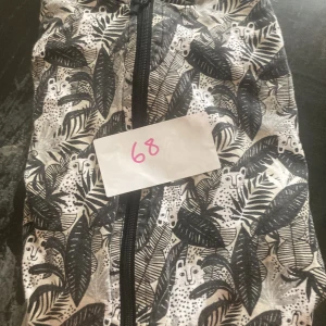 Baby pyjamas - En fin pyjamas för bebisen med djungeltema :) fint men använt skick!