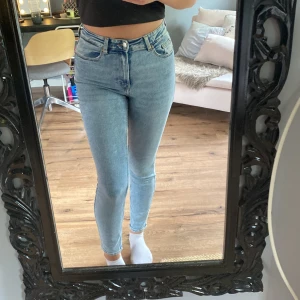 Jeans  - Blåa jeans från H&M, höga i midjan och perfekt långa i benen, jag är 1.69💓mycket fint skick då jag sällan använt dom