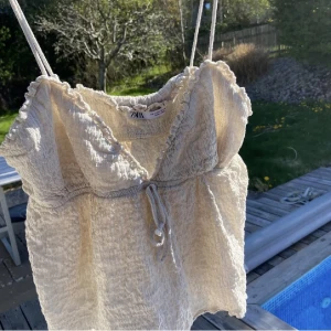 Zara topp - Säljer denna snygga Zara topp😍 väldigt sparsamt använd. Storlek M men passar bra på mig som har S❤️‍🔥