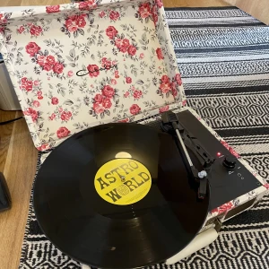vinylspelare - jättesöt bärbar vinylspelare. köpte begagnat och den är lite hackig därav priset. hade säkert kunnat fixa den men är tyvärr för lat. möts endast upp med denna. ❤️