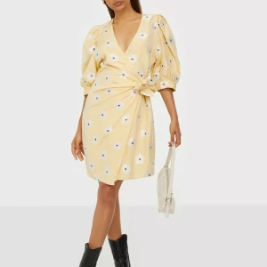 Klänning Samsøe  - Omlottklänning med puffärmar. ☀️ Sparsamt använd, jättefin! Storlek 36  