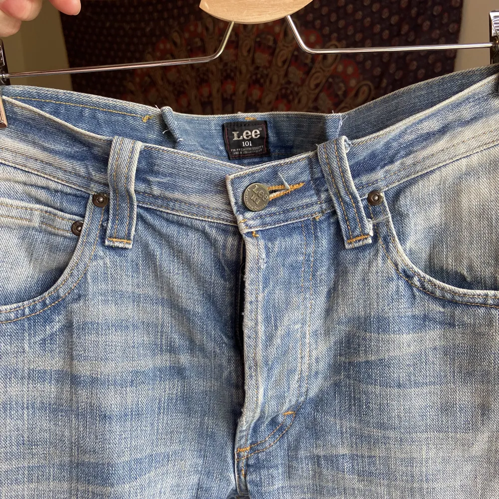 Säljer mina lågmidjade långa Lee-jeans i storlek M (uppskattningsvis då det inte står ). Jag har även sytt in midjan lite för att få en bättre passform (skickar gärna bild). Frakt tillkommer men kan även mötas upp.❤️. Jeans & Byxor.