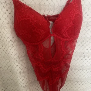 Lingerie  - Röd spets body. Har push up