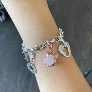 Thomas Sabo berlock i roséguld - Säljer denna jättefina berlock frn Thomas Sabo i Roséguld med ett originalpris på 599 kr. Original förpackning finns och inkluderas i köpet! Nyskick 🤍