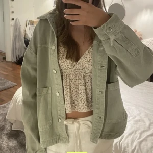 Zara jacka - Jättesnygg grön jeansjacka från zara. (Lånad bild) Mycket bra skick. Storlek S💕
