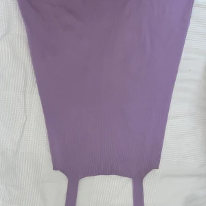 Lila mini klänning - Denna lila miniklänningen från Zara är superfin på! Budet börjar på 150kr. Köpt för 299kr. 