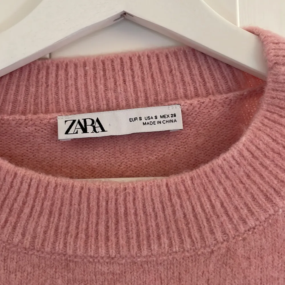 En oversized rosa stickad tröja från zara! Säljer på grund av att den inte har kommit till användning! Köparen står för frakten! Skriv vid eventuella frågor! 🤗😊😁🥰. Stickat.