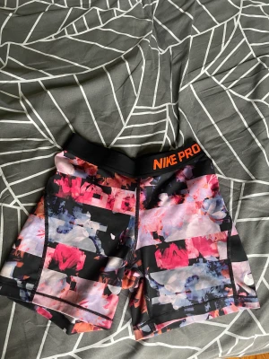 Nike pro - Säljer dom pga att jag inte använder dom längre. Använt men inte sönder elr något sånt!❤️ storleken finns på bilden. Hör av er om ni är intresserade!❤️