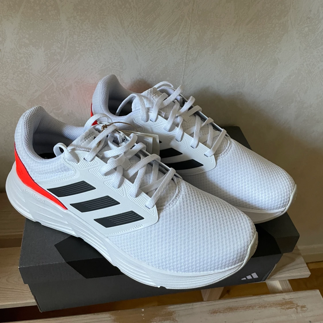 Oanvända Adidas skor strl 44,2/3