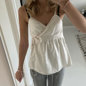 Festtopp  - Jättesöt omlott-topp från en gammal h&m kollektion✨I storlek S men då den är omlott går det att justera storleken lite vilket gör att den även passar xs och m✨  