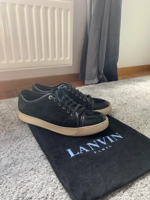 Lanvin Skor  - Säljer mina Lanvin skor. Dom är absolut inte i toppskick, utan dom har använts en del. De är slitna i hälen och skosnörena är lite trådiga. Men därav det billiga priset, och det är trots allt ett par lanvin skor. Storlek är 9 men sitter som 44/45 i EU