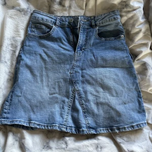Jeans kjol - Säljer min jeans kjol från Gina Tricot, använd väldigt få tal gånger och är i jättebra skick. Storlek 36