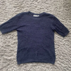 Stickad kortärmad - En stickad kortärmad tröja ifrån carin wester. Inga defekter och i bra skick