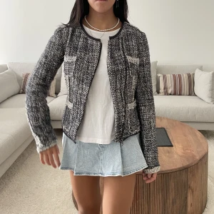 Jacka - Säljer denna trendiga och snygga jacken köpt secondhand! Den är knappast använd. Perfekt inför hösten!!🥰🍂