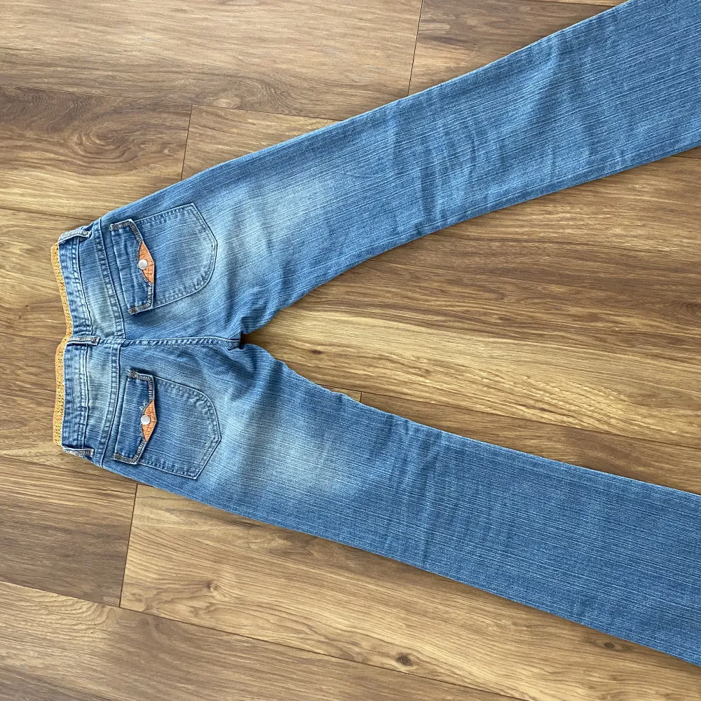 Jeans i nyskick, supersnygga 🧡 inte så stretchiga passar strl. 34/36 . Jeans & Byxor.