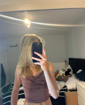 Fint linne med kors där bak  - Pris kan alltid diskuteras Skriv om ni har frågor  Finns även i vitt i vårat flöde 