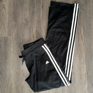 Adidasbyxor  - Träningsbyxor från Adidas.   Rensar ur min garderob just nu🌼 Kika och se om du ser något mer i min profil som du gillar så skickar jag med det till dig också!😊 Fler kläder kommer! 