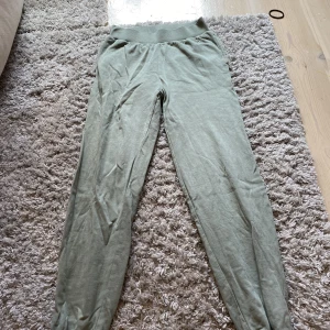 Ljusgröna mjukisbyxor - Dom har ej används tidigare och är skit snygg till tajta långärmade tröjor