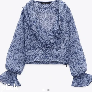 blå blus 💕🙏🏼 - Jätte fin blus ifrån zara Den är aldrig använd och lappen sitter kvar! Skriv för mer info eller bilder!