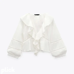 Vit blus!! - En vit blus från zara, jätte bra skick använd endast en gång och det var när jag provade den! 