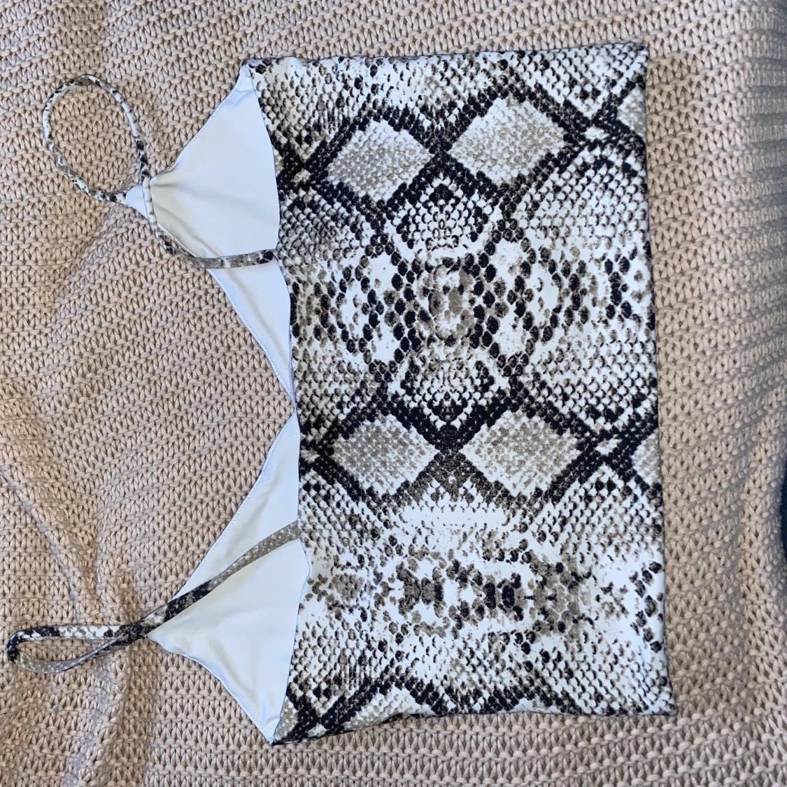 Croppat linne med ormprint 🤎 - 90