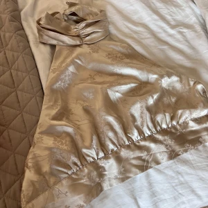 Topp - Jättefin fest topp men som tyvärr aldrig kommer till användning. Öppen i ryggen med knytning och hög hals 