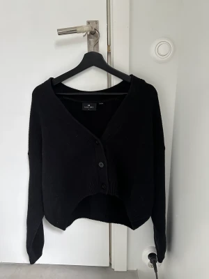 Lazy oaf kofta  - Säljer denna jättemysiga svarta lazy oaf koftan i storlek S