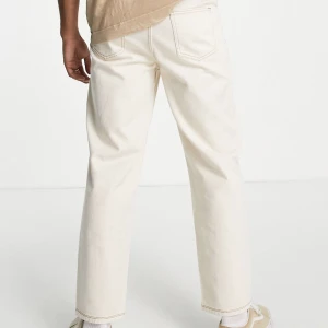 Gräddvita jeans - Gräddvita jeans från Reclaimed Vintage i storlek W28 L32. De är knappt använda och i väldigt bra skick! Första bilden lånad av Asos.