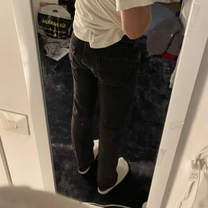 Svarta Levis 501 - "Svarta nästan nya jeans, växte ur dem jättesnabbt för köpte för liten från början" -min bror som jag hjälper o sälja. Han är 179cm :) 1200 nypris, skicka gärna eget bud eller om man har frågor