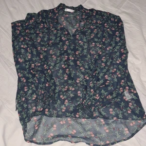 Blus  - Blus från lager 157, knappt använd. Djur finns i hemmet.