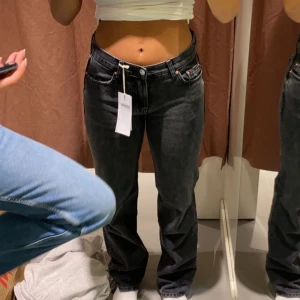 lågmidjade jeans - Ett par superfina lågmidjade raka jeans som jag säljer eftersom att dom tyvär har blivit försmå!⭐️