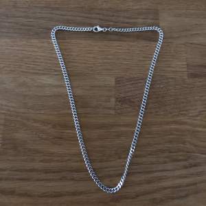Säljer mitt fina silver halsband. Halsbandet är märkt med 925 stämpel, är 51cm långt och 4mm brett. Väldigt fint skick. 