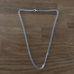 Halsband i äkta silver - Säljer mitt fina silver halsband. Halsbandet är märkt med 925 stämpel, är 51cm långt och 4mm brett. Väldigt fint skick. 