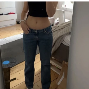 Harper blue arrow low staright 29/32 - Säljer SNYGGASTE byxorna! De är från weekday i färgen Harperblue (som alla har) Storlek 29/32 Som nya, säljs för 300+ frakt (runt 66kr) Jag är 165 och de sitter perfa! 