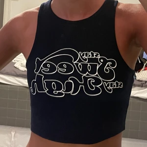 Linne me tryck på framsidan - Marinblått linne med en text på framsidan